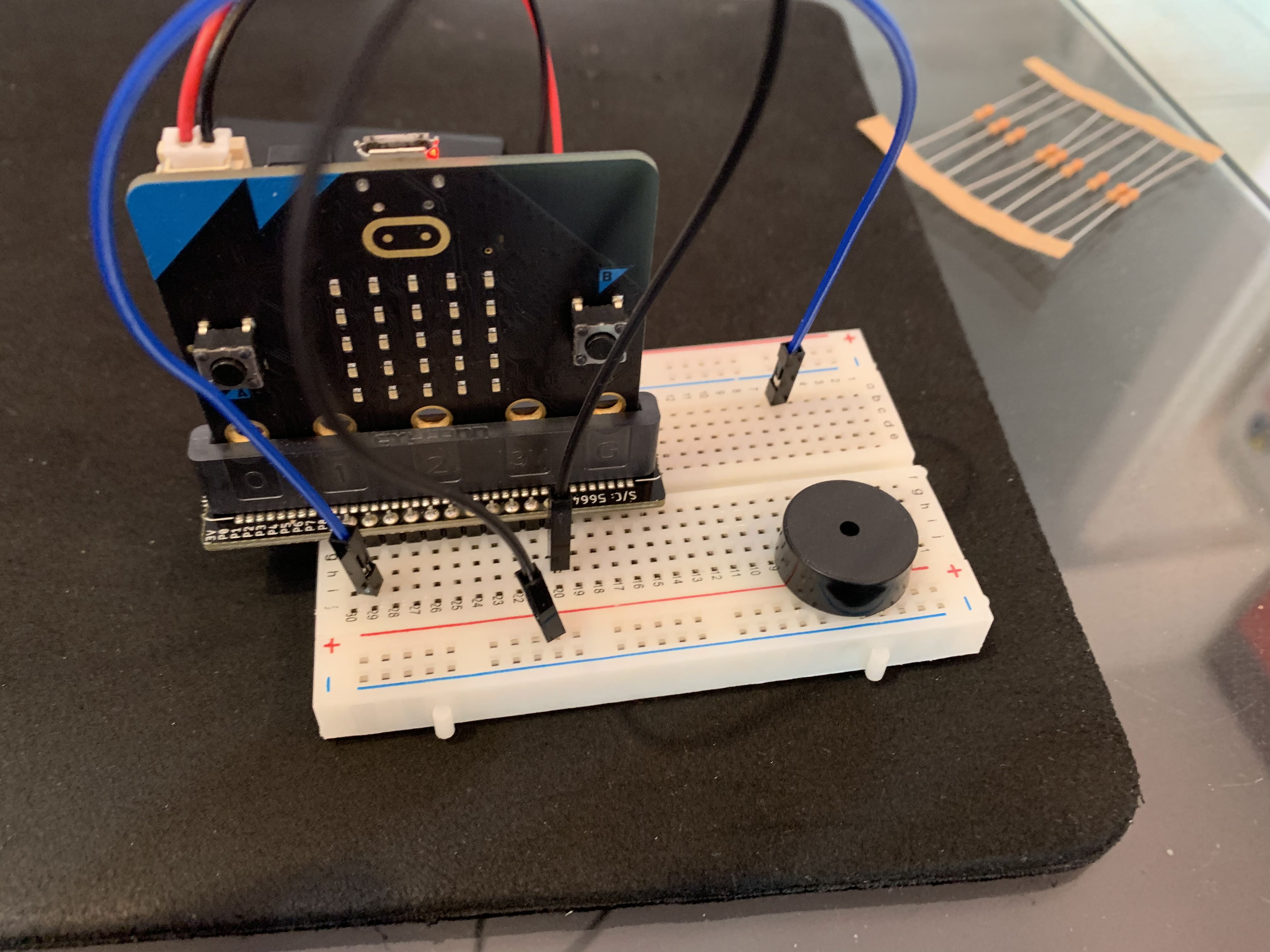 Micro:bit радионица у Идвору – увод у сензоре и програмирање